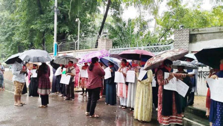 বৃষ্টিতে ভিজে ঢাবি উপাচার্যের বাসভবনের সামনে শিক্ষার্থীদের মানববন্ধন