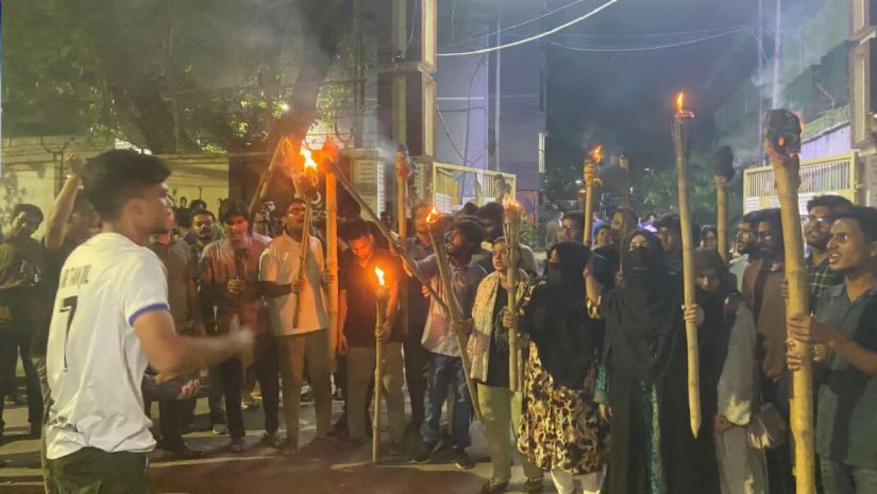 মব জাস্টিস বন্ধ ও পাহাড়ে অরাজকতা বন্ধের দাবিতে জবিতে মশাল মিছিল