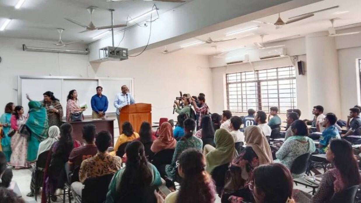 গণযোগাযোগ ও সাংবাদিকতা বিভাগের শ্রেণি কার্যক্রম পরিদর্শনে উপাচার্য নিয়াজ আহমেদ খান