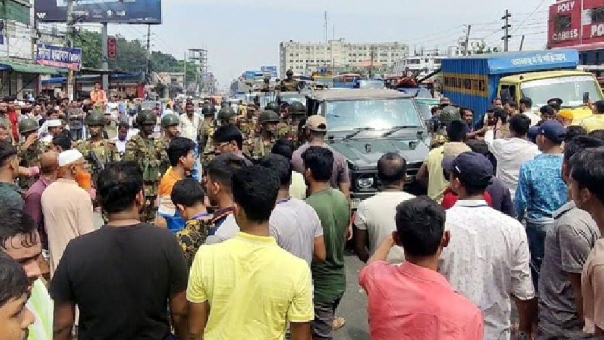 বকেয়া বেতনের দাবিতে শ্রমিকদের বিক্ষোভ-অবরোধ