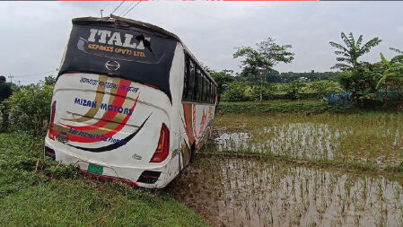 নিয়ন্ত্রণ হারিয়ে রাস্তার বাস গেল ধানখেতে