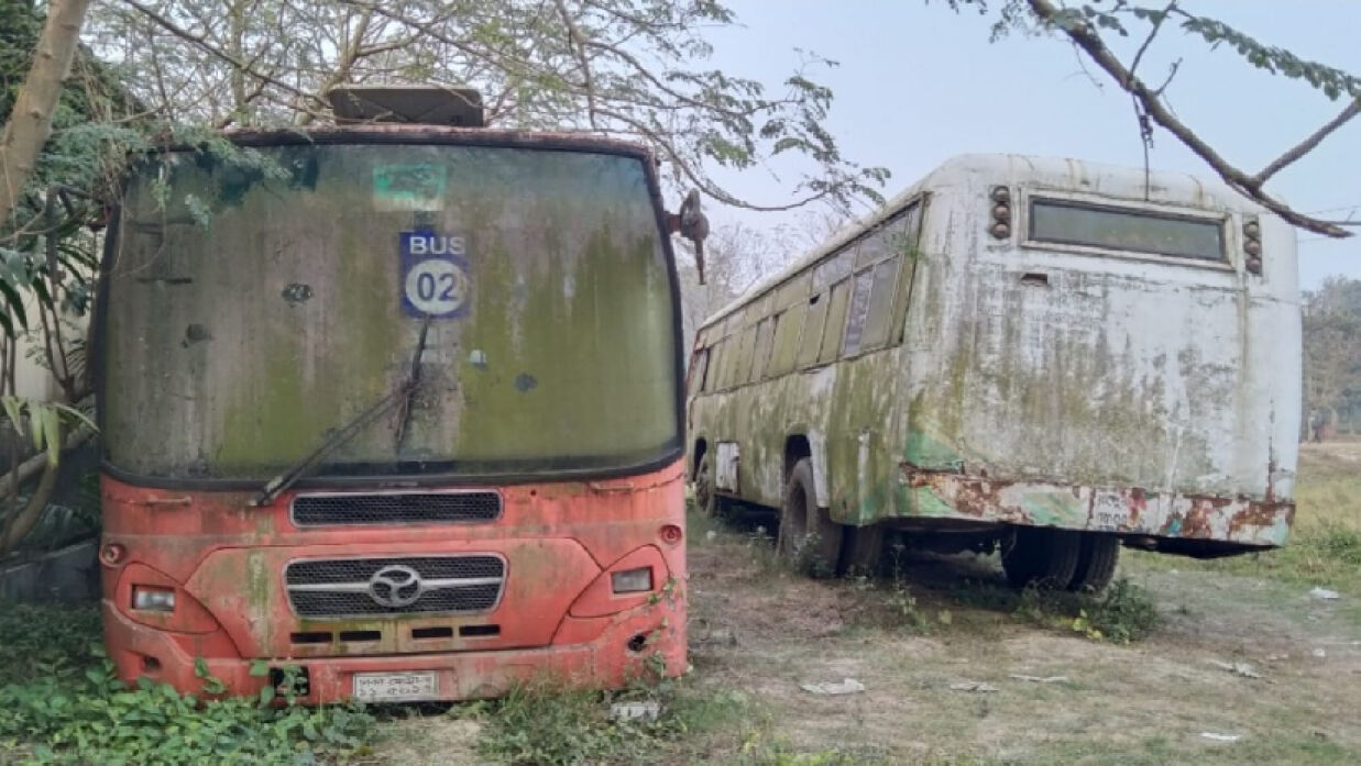 শিক্ষার্থীদের জন্য ব্যবহৃত পুরোনো বাস 