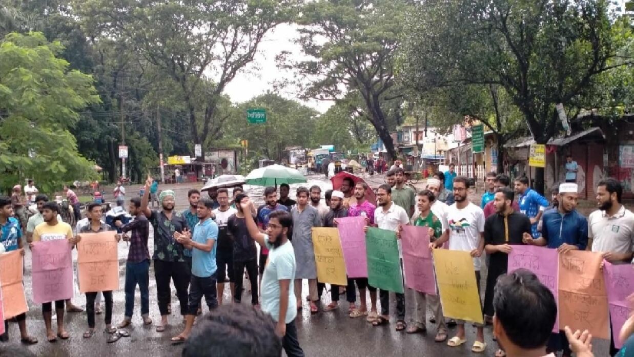 দুর্ঘটনায় ইবি শিক্ষার্থী নিহত: নিরাপদ সড়কের দাবিতে মহাসড়ক অবরোধ 