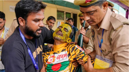 হাসপাতাল থেকে লাইভ টাইগার রবির: আমাকে ঘুষি মারে ভারতীয় সমর্থকরা 