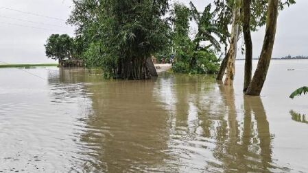 আকস্মিক বন্যায় উত্তরাঞ্চলের পাঁচ জেলার লক্ষাধিক মানুষ পানিবন্দি