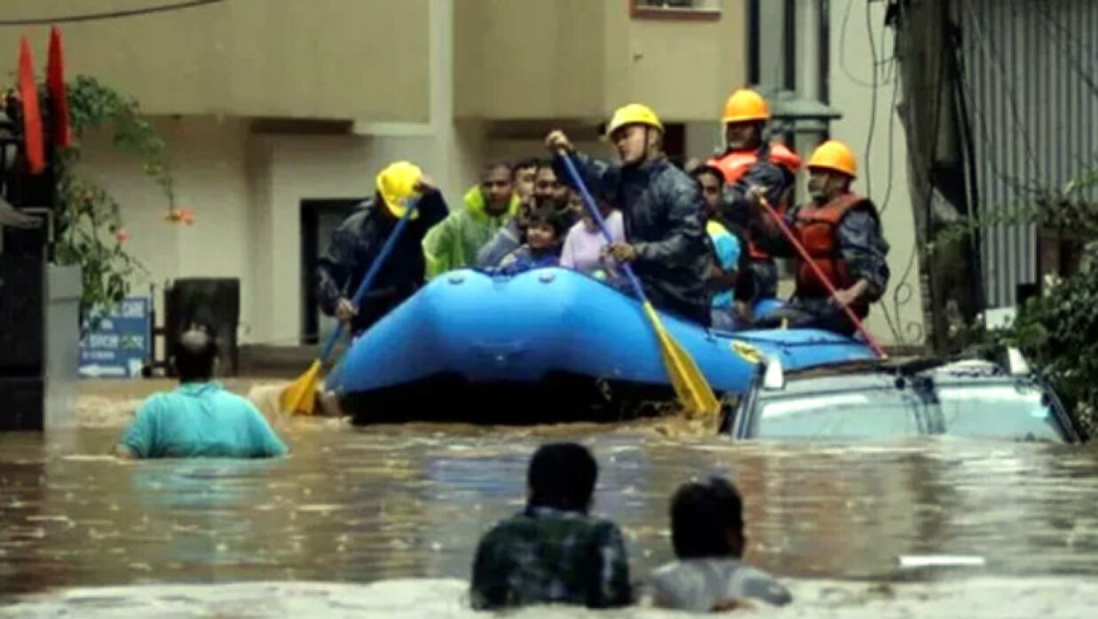 ভারী বৃষ্টিতে বন্যা ও ভূমিধসের ঘটনা ঘটেছে