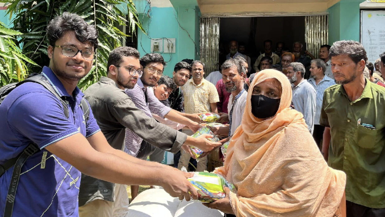 বন্যায় ক্ষতিগ্রস্ত কৃষকদের ব্র্যাক ইউনিভার্সিটির শিক্ষার্থীদের সার ও বীজ বিতরণ