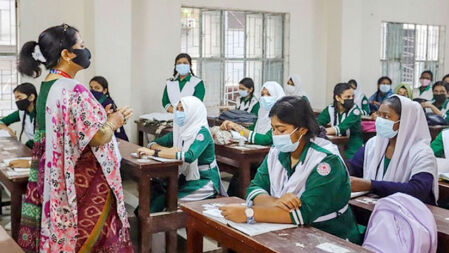 শিক্ষকদের বদলি নিয়ে ‘দোটানায়’ মন্ত্রণালয়, সমঝোতায় আসার পরামর্শ