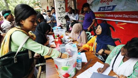 দুর্যোগ উপদেষ্টার কাছে গণত্রাণের ৮ কোটি টাকার চেক দিলেন সমন্বয়করা