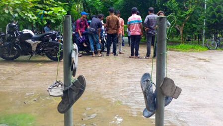 জুতার মালা নিয়ে ছাত্রলীগের জন্য অপেক্ষায় শিক্ষার্থীরা