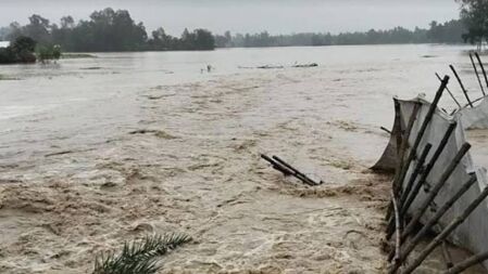 বন্যার পানিতে মায়ের লাশের সঙ্গে ভেসে এল শিশু