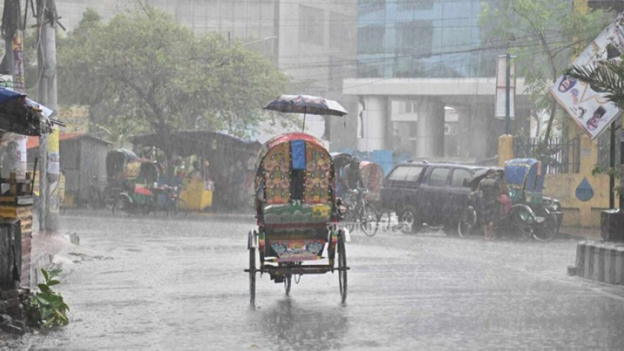 সাগরে লঘুচাপ ও সক্রিয় মৌসুমি বায়ুর প্রভাবে বৃষ্টি হচ্ছে