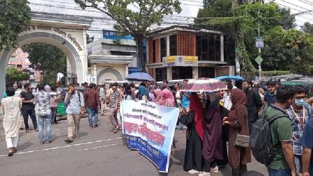 নিজ বিশ্ববিদ্যালয় থেকে উপাচার্য নিয়োগের দাবিতে সিভাসু শিক্ষার্থীদের বিক্ষোভ