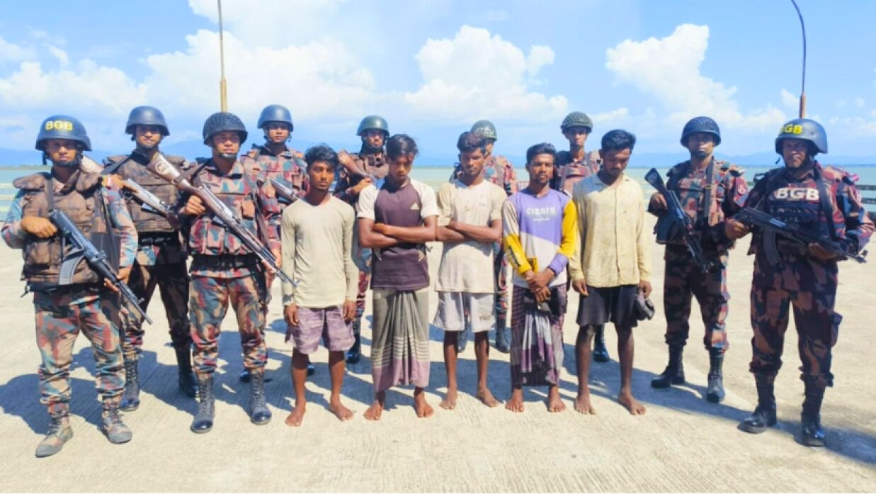 টেকনাফের জালিয়াপাড়ার জেটি ঘাটে বিজিবির সদস্য ও ফেরত আসা জেলেরা