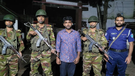 পেঁয়াজ ব্যবসায়ীকে আটকে চাঁদা দাবি করতে গিয়ে ছাত্রদল নেতা আটক