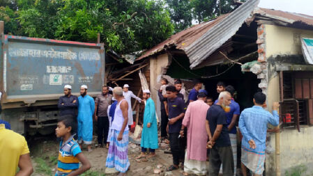 নিয়ন্ত্রণ হারিয়ে মাদরাসার ভেতরে ট্রাক, আহত ১৪ শিক্ষার্থী