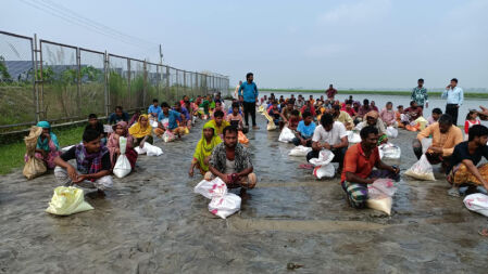 বন্যায় ক্ষতিগ্রস্ত ১০০ পরিবারকে মেরিটাইম ইউনিভার্সিটির ত্রাণ বিতরণ