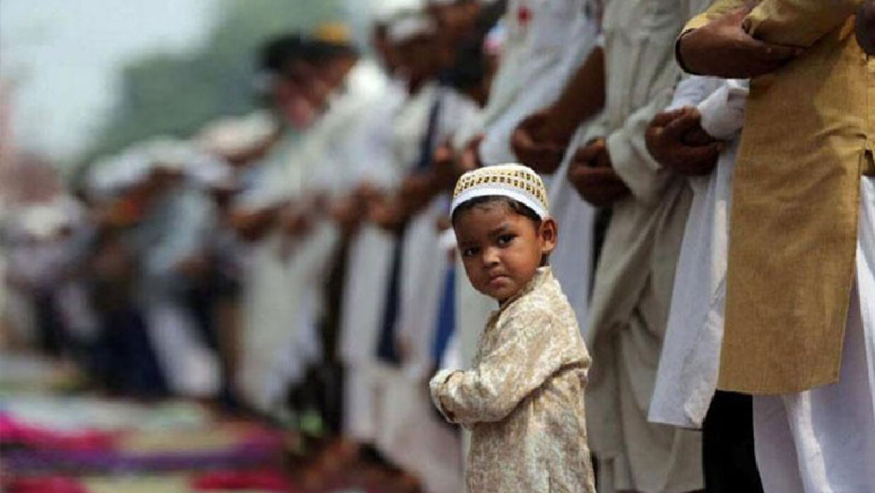 শিশুদের নামাজ পড়ার দৃশ্য