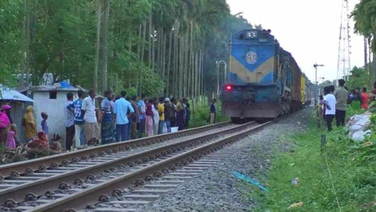 চলন্ত ট্রেন থেকে পড়ে যুবকের মৃত্যু