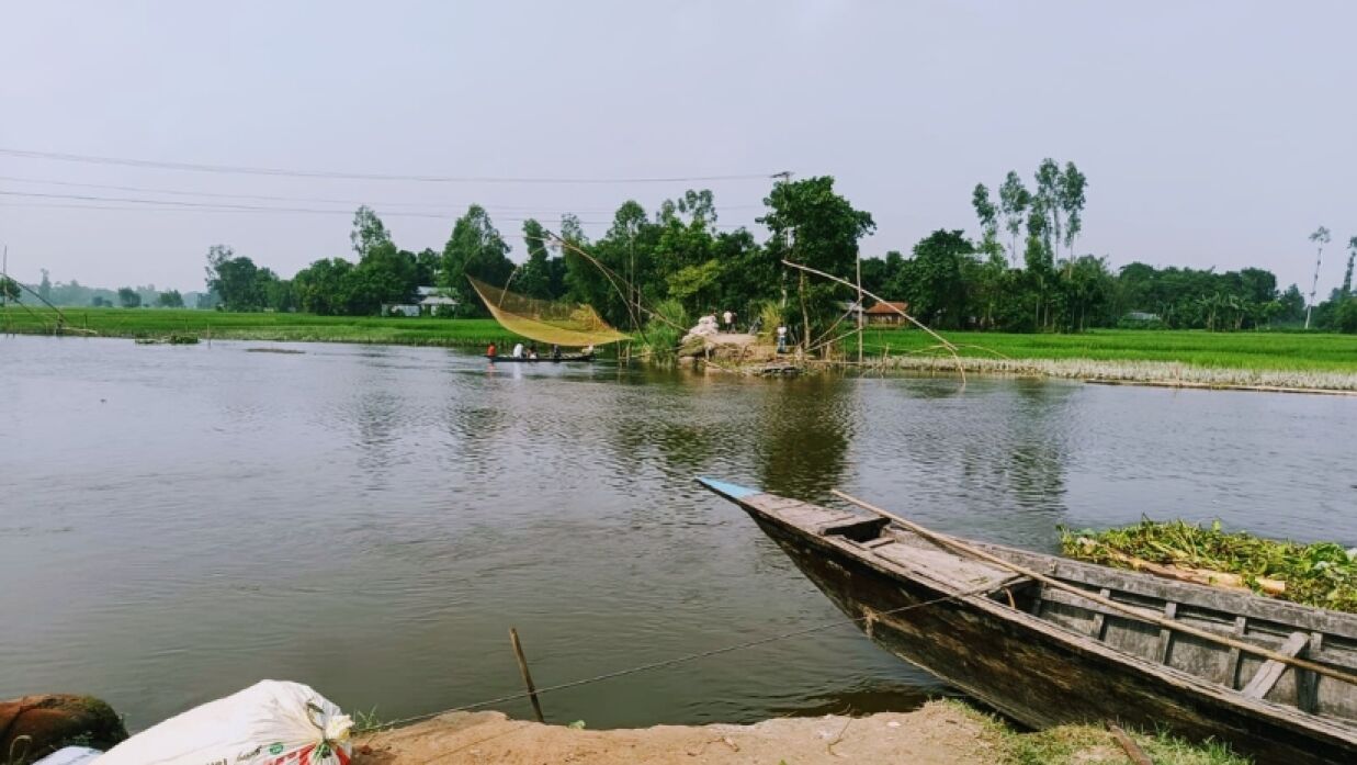 ভেঙে যাওয়া সাঁকোর বিকল্প এখন ডিঙি নৌকা