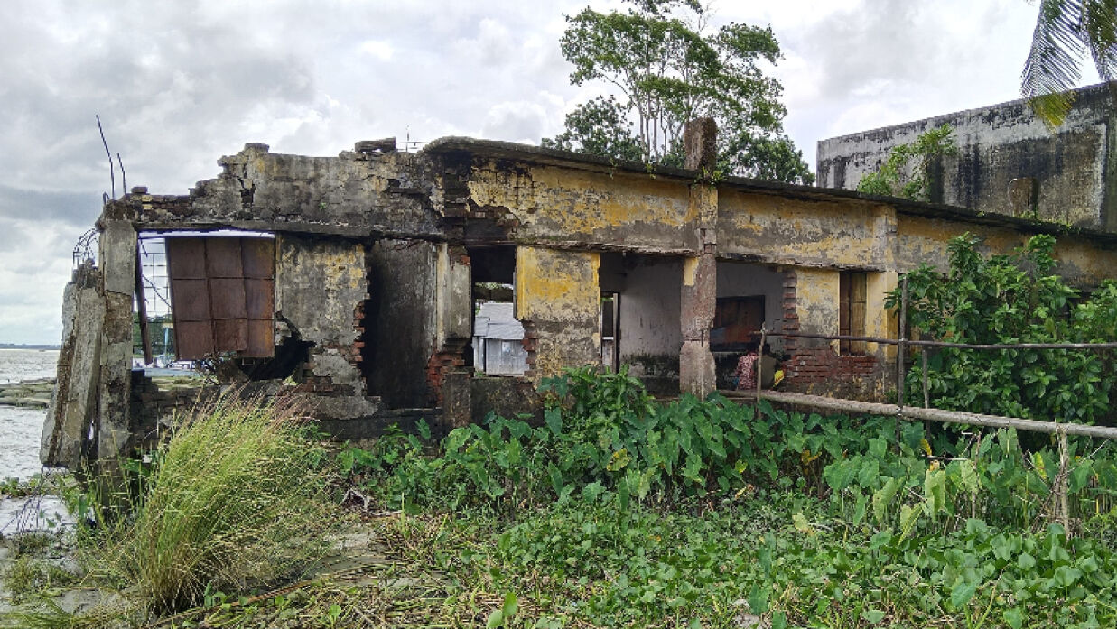 বিষখালী নদীতে ভাঙ্গনের কারণে ঝুঁকিতে মঠবাড়ি ইউনিয়ন মাধ্যমিক বিদ্যালয়, নদীর গর্ভে বিলীন হয়ে যাওয়া ভবনের অংশ