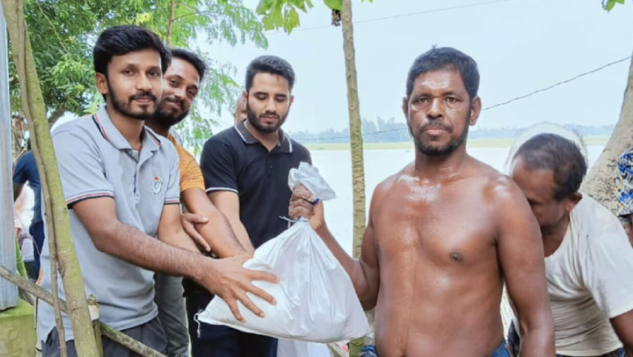 বন্যার্তদের ত্রাণ দিচ্ছে বশেফমুবিপ্রবির শেরপুর ছাত্র কল্যাণ সংস্থা