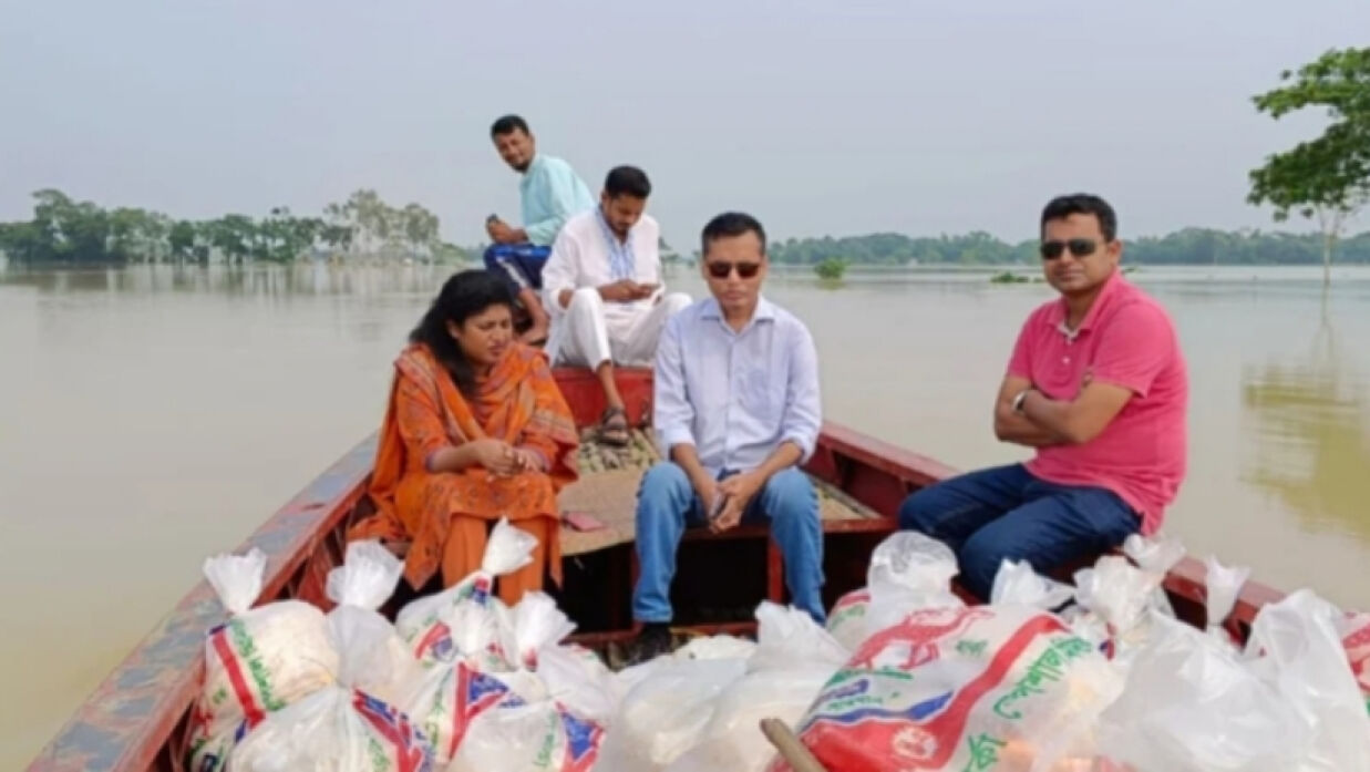 নেত্রকোনায় বন্যার্তদের মধ্যে ৩০তম বিসিএস অ্যাসোসিয়েশনের ত্রাণ বিতরণ