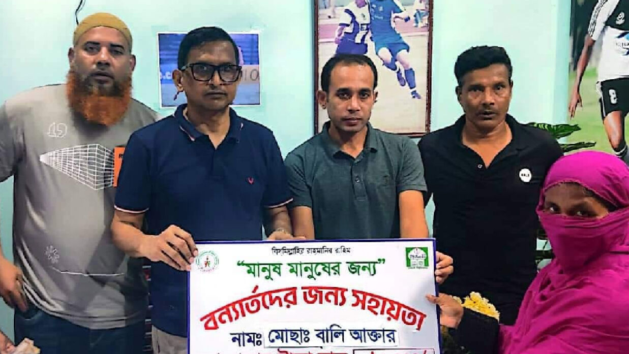 কুমিল্লায় বন্যা কবলিত এলাকায় সহায়তা প্রদানের সময়