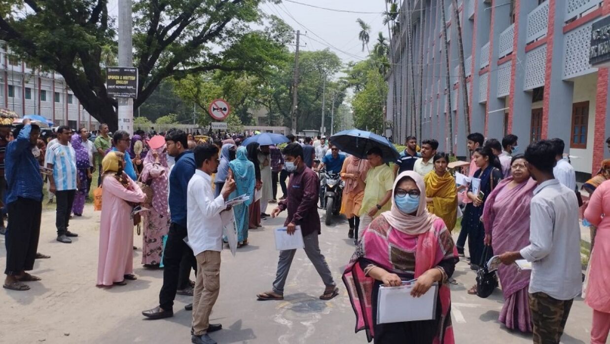 বিশ্ববিদ্যালয়ের ভর্তি পরীক্ষায় অংশগ্রহণ করা শিক্ষার্থী