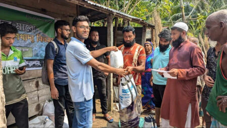 বন্যার্তদের মধ্যে ত্রাণ ও প্রাণিখাদ্য বিতরণ খুকৃবির