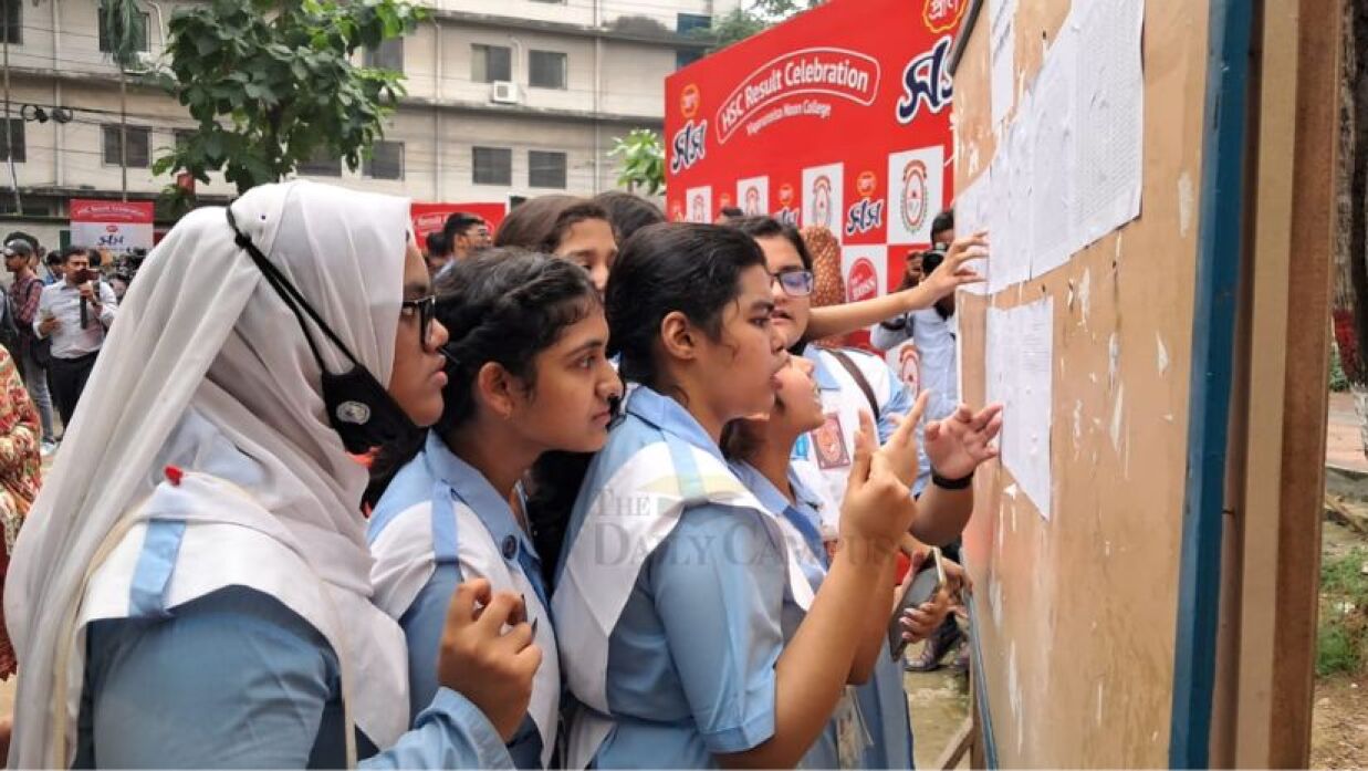 প্রকাশিত ফলাফল দেখছেন শিক্ষার্থীরা 