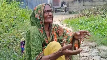 জমিজমার বিরোধে বৃদ্ধা মাকে বাড়ি থেকে বের করে দেয়ার অভিযোগ ছেলের বিরুদ্ধে