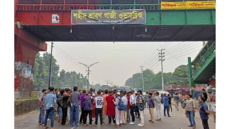 ছাত্রলীগ নিষিদ্ধের দাবিতে ঢাকা-আরিচা মহাসড়কে জাবি শিক্ষার্থীদের অবরোধ