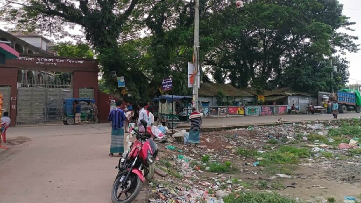 কেন্দুয়ার সাবেরুন্নেছা বালিকা উচ্চ বিদ্যালয়ের সামনে ময়লার ভাগাড়