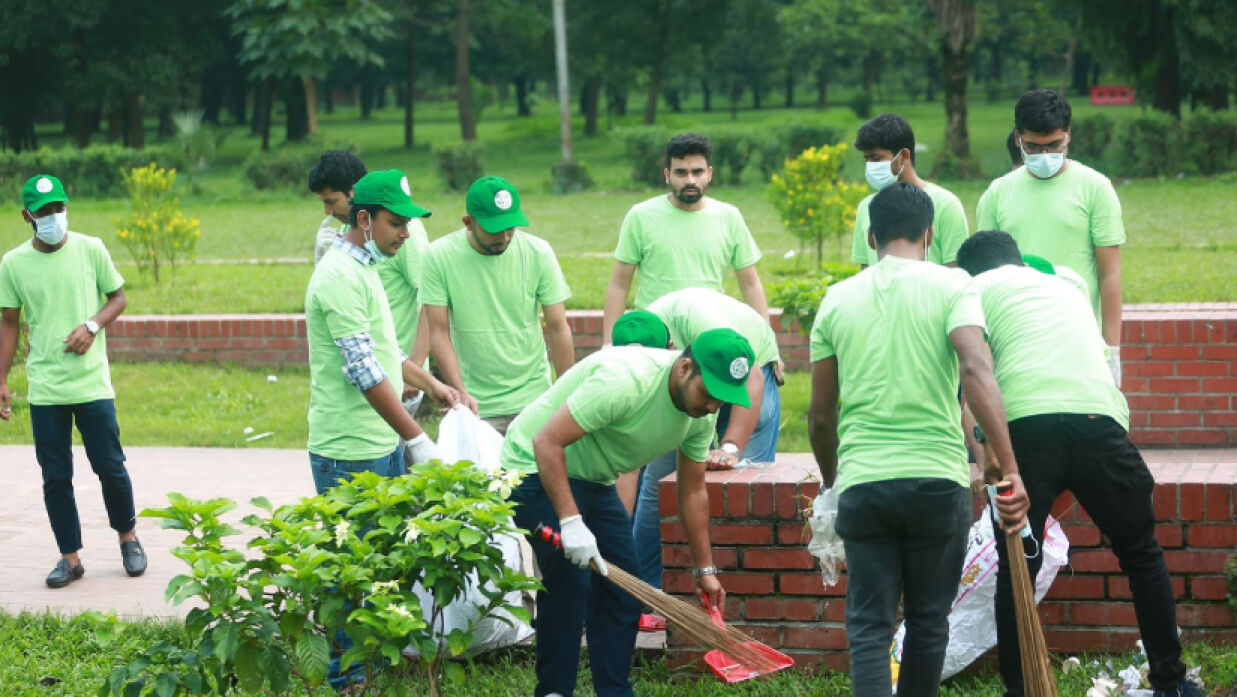 জিয়াউর রহমানের সমাধিসৌধ প্রাঙ্গণ পরিষ্কার করছেন ছাত্রদলের নেতাকর্মীরা