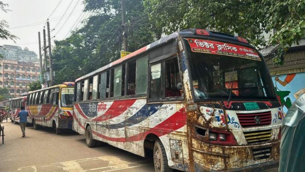 জগন্নাথ বিশ্ববিদ্যালয়ে আটকে রাখা ভিক্টর ক্লাসিকের বাস