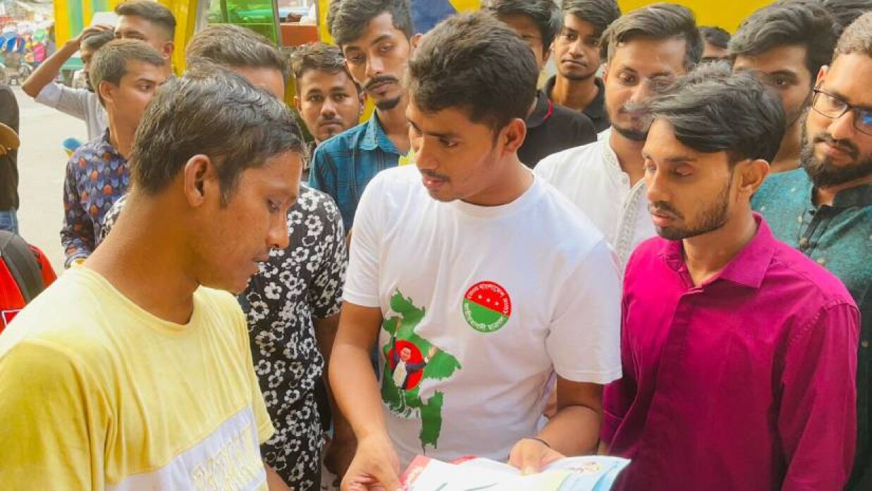 ডেঙ্গু প্রতিরোধে মিরপুরে ছাত্রদলের লিফলেট বিতরণ