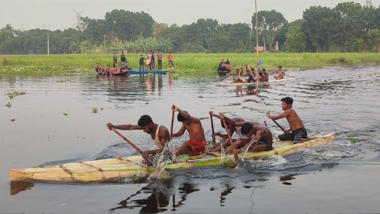 প্রতিযোগিতায় অংশ নেওয়া ভেলা