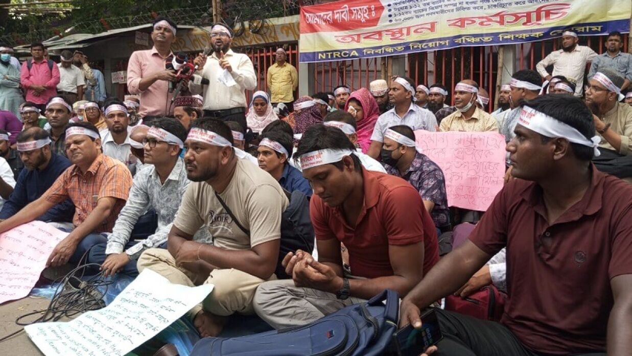 জাতীয় প্রেসক্লাবের সামনে ১-১২তম নিবন্ধিত নিয়োগবঞ্চিত সনদধারীদের অবস্থান