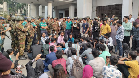 দুই দাবিতে ঢাকা বোর্ডে অবস্থানের ঘোষণা বিক্ষুব্ধ শিক্ষার্থীদের 