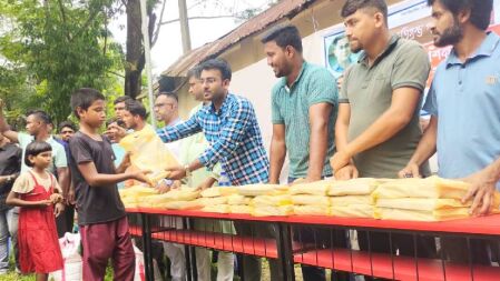 বন্যাদুর্গতদের মাঝে ঢাবি ছাত্রদল নেতার উদ্যোগে শিক্ষা উপকরণ বিতরণ