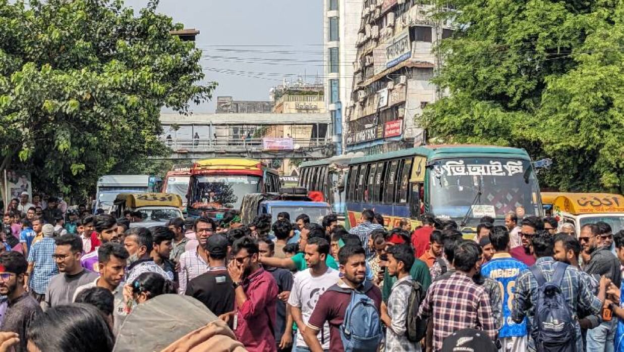 নীলক্ষেত-সাইন্সল্যাব মোড়ে সাত কলেজের শিক্ষার্থীদের অবস্থান