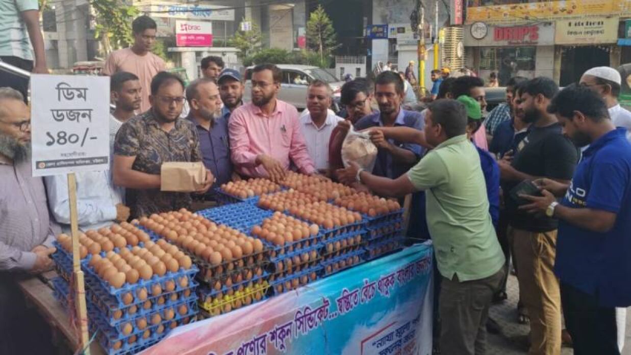 ডিম বিক্রি করছেন ১১ যুবক