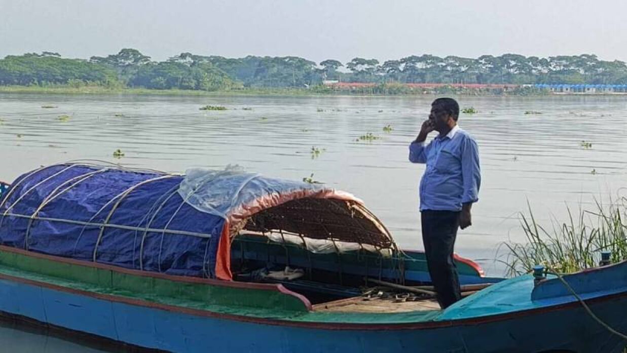 মৎস্য অধিদপ্তরের অভিযানের ট্রলার