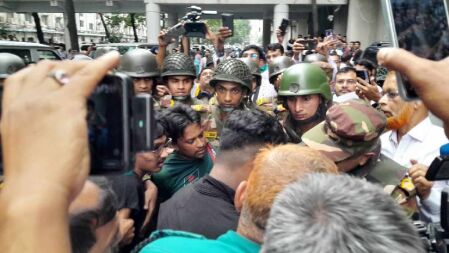 শিক্ষার্থীদের লাঠিচার্জ করে সচিবালয় থেকে বের করল পুলিশ-সেনাবাহিনী