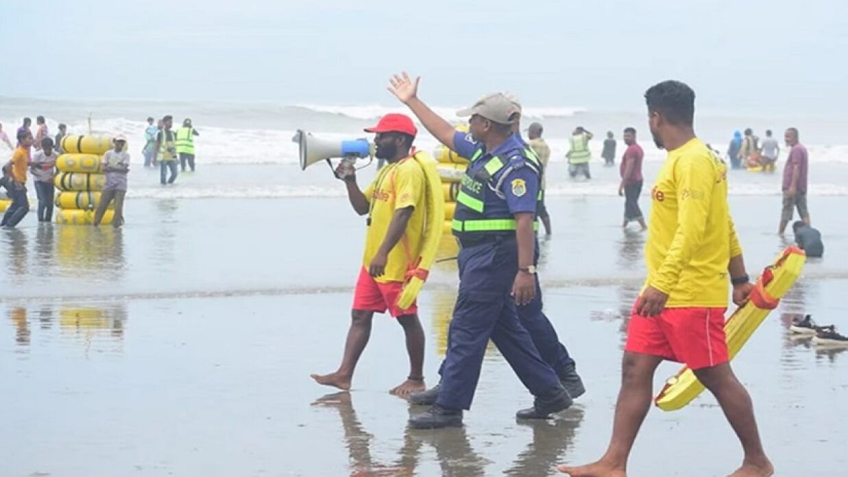 ঘূর্ণিঝড়ে সাগর উত্তাল থাকায় কক্সবাজার সৈকতে মানুষকে সতর্ক করা হচ্ছে