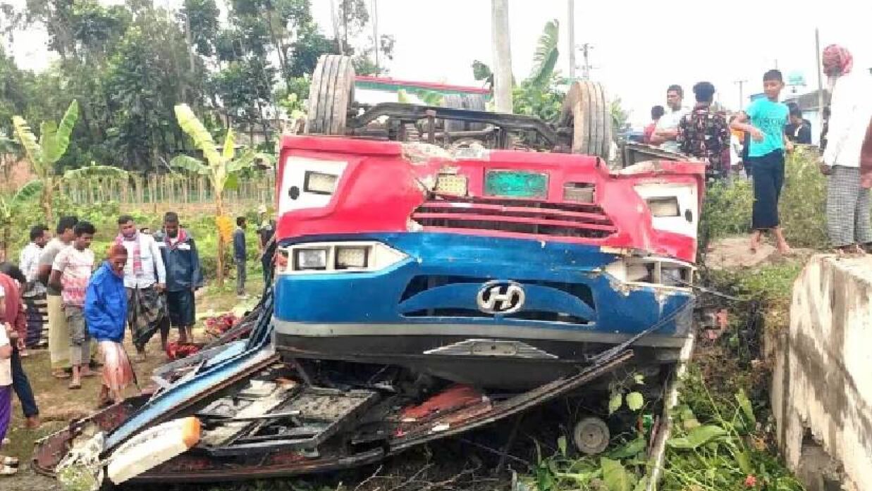 দিনাজপুরে যাত্রীবাহী বাস উল্টে কিশোর নিহত, আহত ১৫