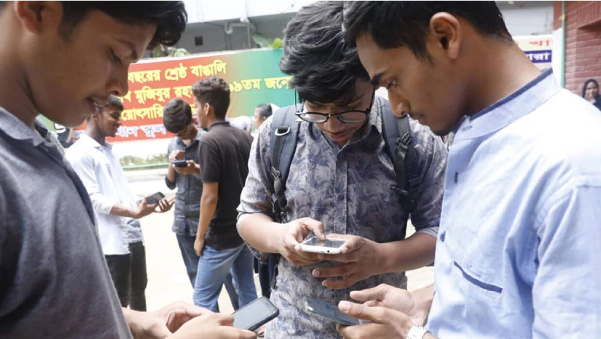 মুঠোফোনে এইচএসসি ও সমমান পরীক্ষার ফল দেখছেন শিক্ষার্থীরা