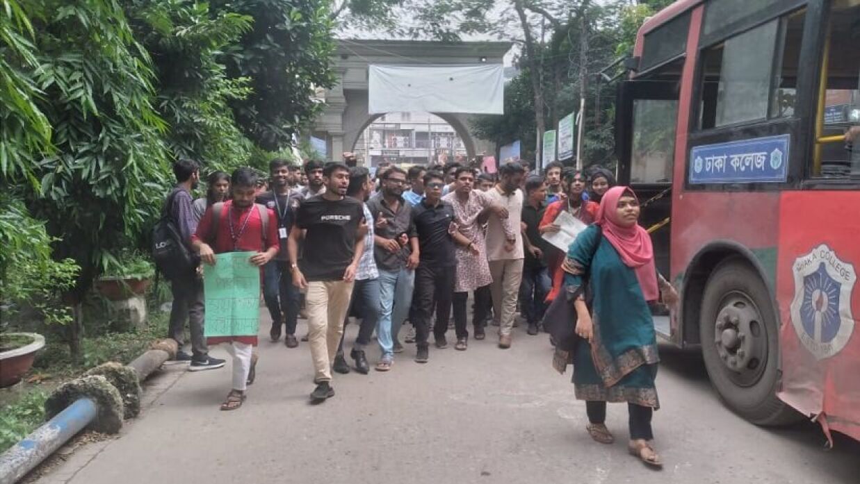 স্বতন্ত্র বিশ্ববিদ্যালয়ের দাবিতে সাত কলেজ শিক্ষার্থীদের মিছিল