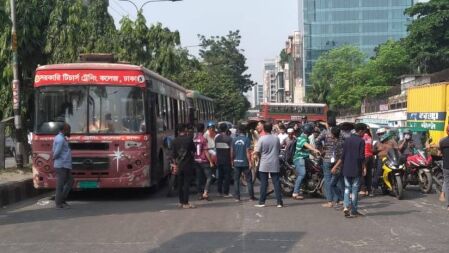 উত্তাল সায়েন্সল্যাব এলাকা, বন্ধ যান চলাচল